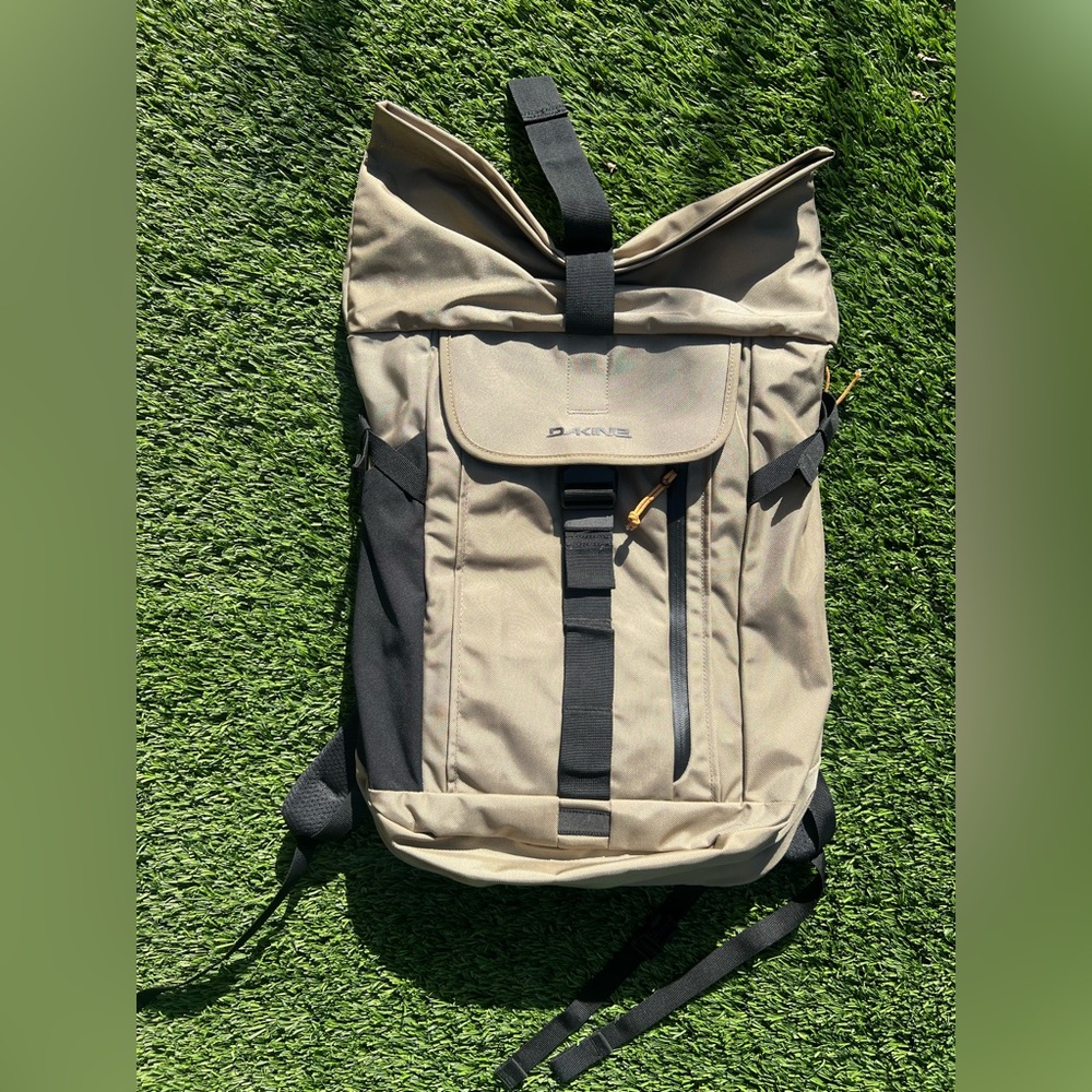 NWOT Backpack Dakine Motive Rolltop 25L TAN BEIGE FAST SHIPPING!